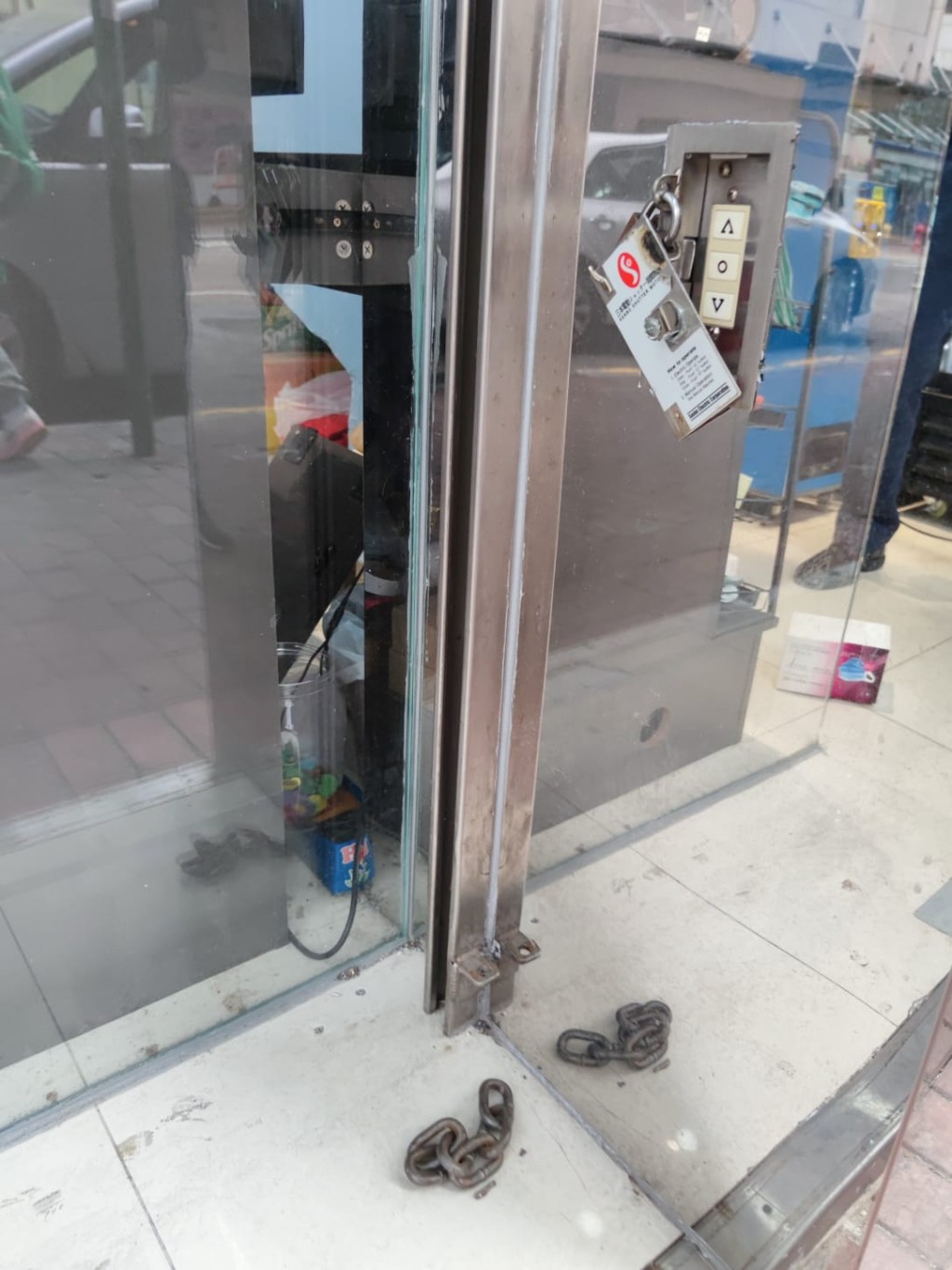 零食店遭撬閘門爆竊。 梁國峰攝
