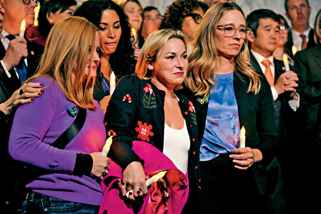 愛潑斯坦案的兩名女倖存者(圖中)在華盛頓參加燭光集會。