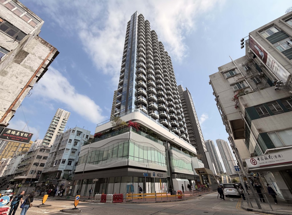 南首售出27楼A7室,面积262方呎,成交价$617.4万元 ,成交呎价23,565元。 南首售出27楼A7室,面积262方呎,成交价$617.4万元 ,成交呎价23,565元。