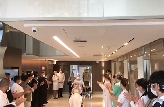 科萊托坐著輪椅被推出來時受到醫護人員夾道熱烈歡送。網圖
