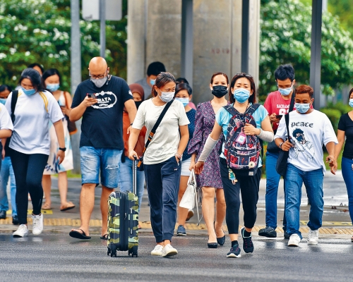 疫情下新加坡民眾戴口罩外出。