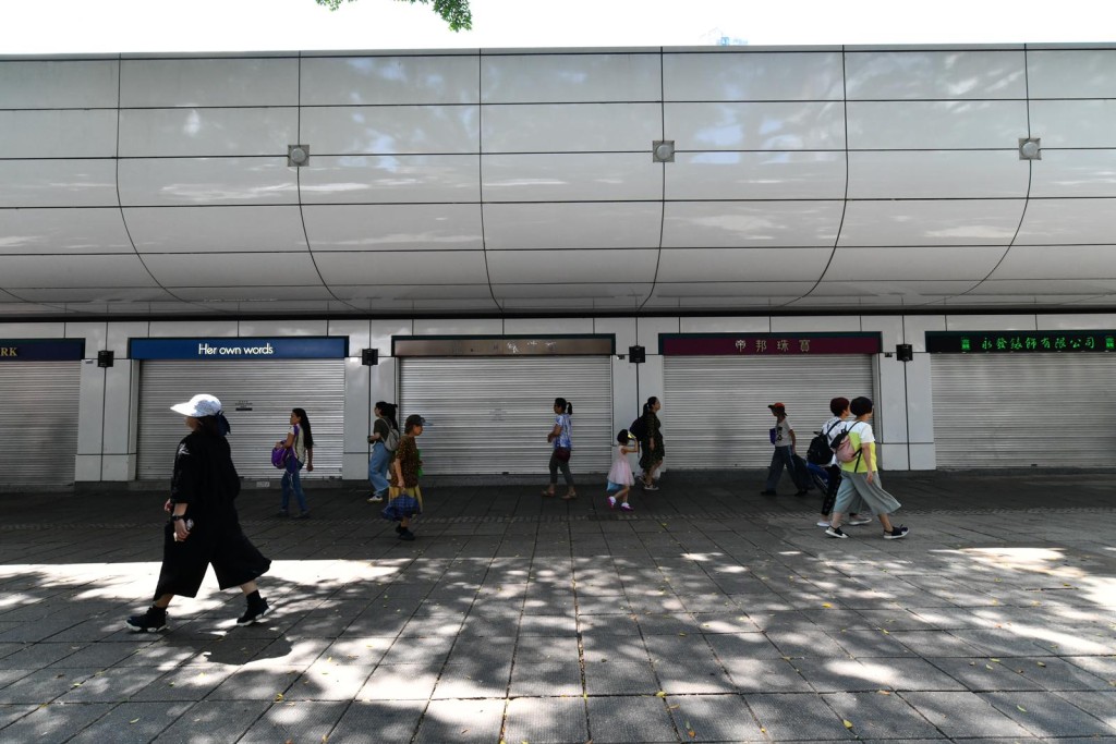 柏麗購物大道不少店鋪暫停營業。