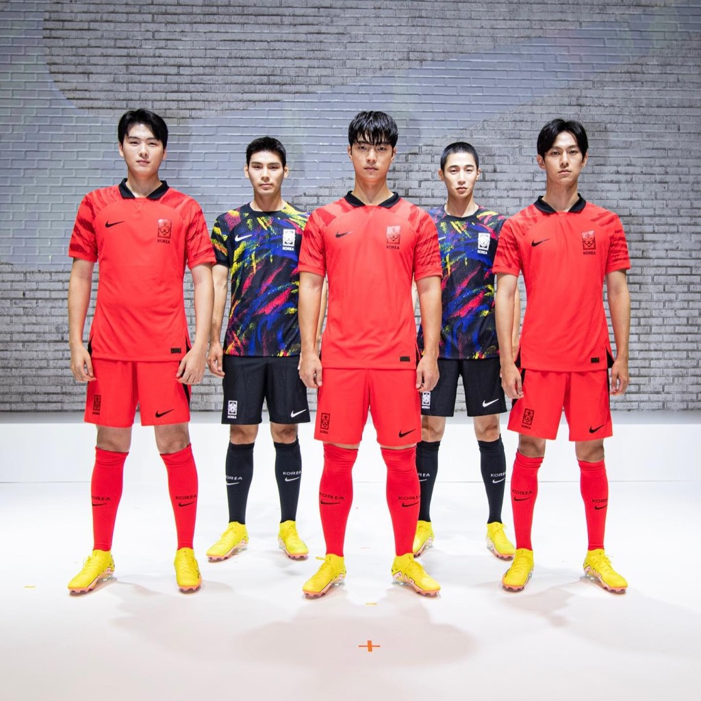５）南韩 / 作客球衣： 南韩今届的作客球衣极有特点，设计上的幻彩效果其实是以「太极」为主的设计理念，带有天地间平衡及民族自豪感的寓意。在主客两款球衣的后领上，亦印有韩语的国家名称。网上图片
