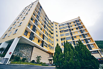 ■山頂七重天大廈（Eredine）低層A室，以9700萬易手，呎價約33529元。