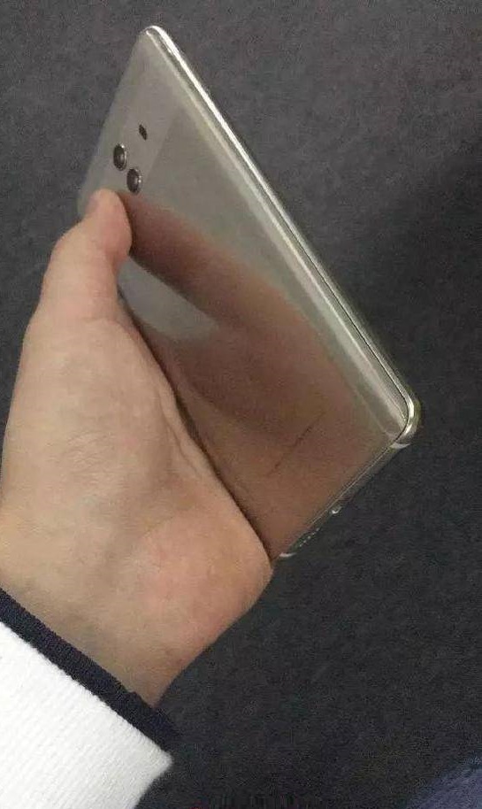 趙先生撿起的手機。網上圖片