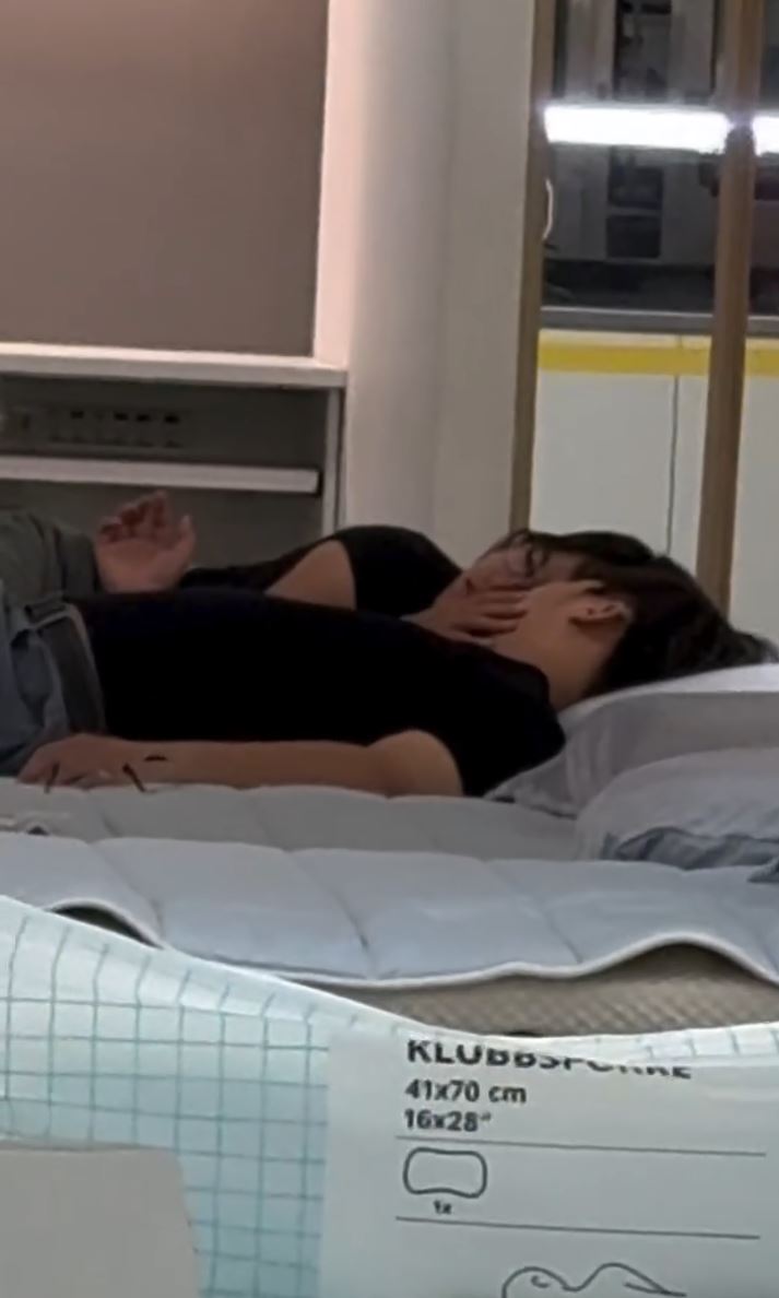 台灣IKEA有男女公然在床上做出不雅互動。Threads@bei_0721/kc.j6767