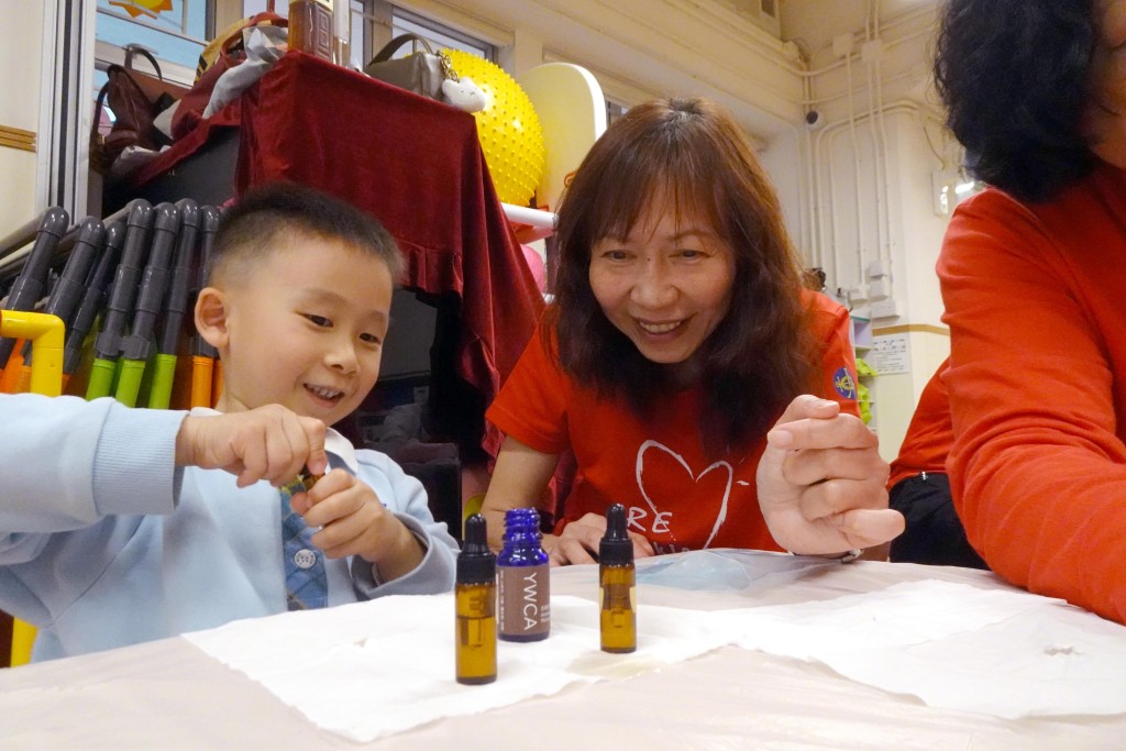 女青與香港賽馬會合作，舉辦香薰按摩工作坊活動。女青供圖