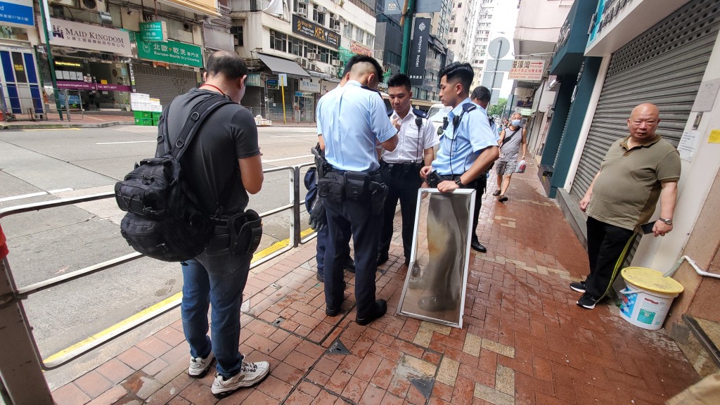 起火單位煮食爐爆炸威力之大令單位窗戶變形飛墮平台。