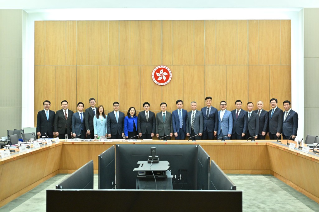 立法會G19全體17名議員會見行政長官李家超,就首份《香港五年規劃》及《2026施政報告》提交全方位政策建議。 立法會G19全體17名議員會見行政長官李家超,就首份《香港五年規劃》及《2026施政報告》提交全方位政策建議。