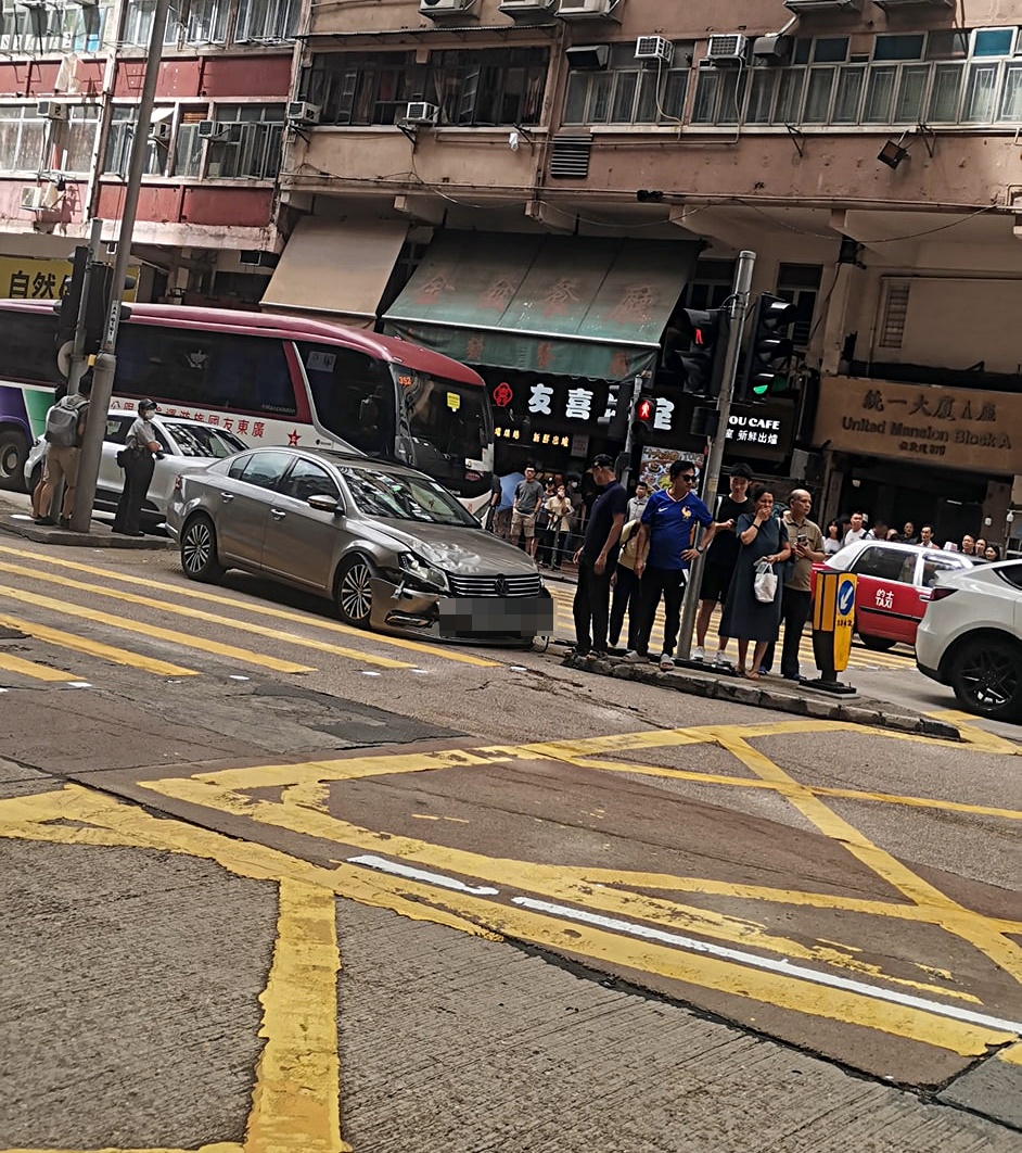 灰色私家車停在安全島中間。網圖