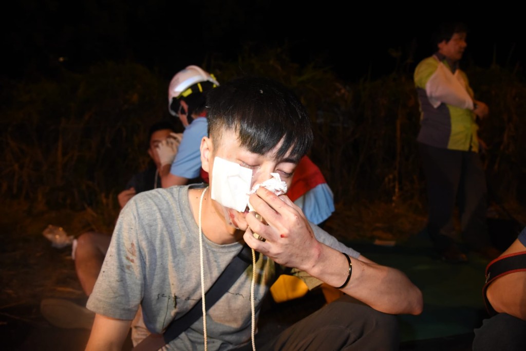 小巴乘客受傷。