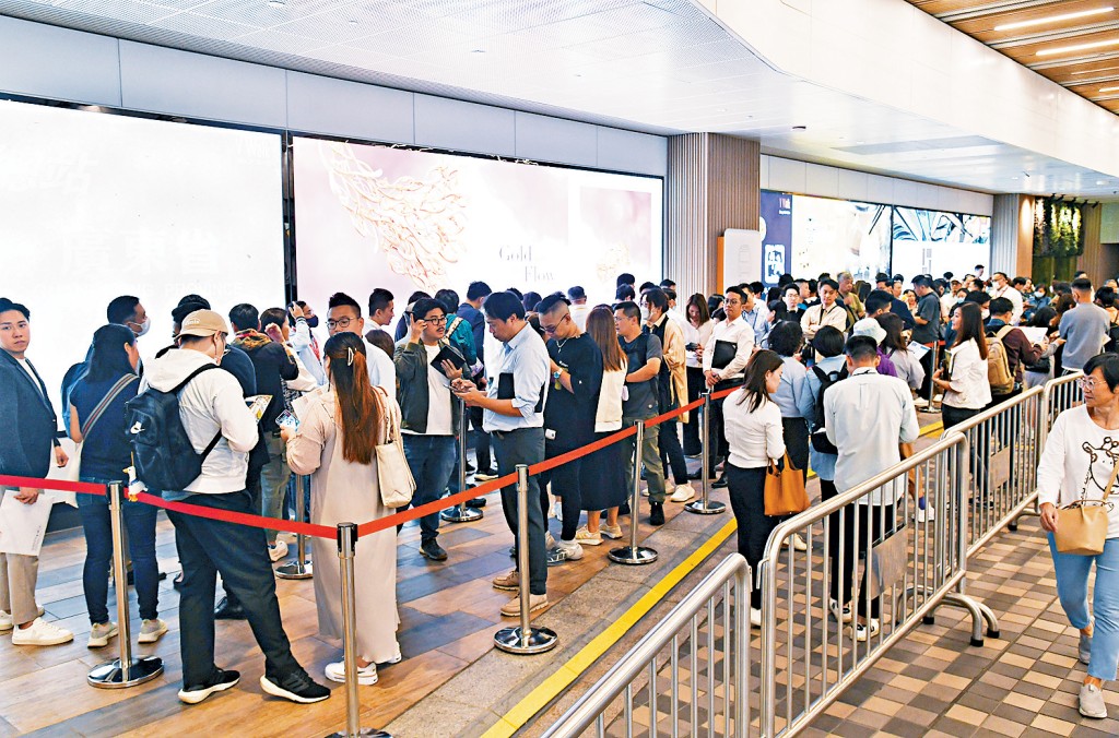 YOHO WEST展銷廳連續2天現參觀人流,情況相當墟冚。