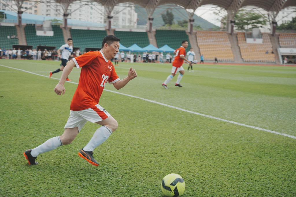 邓炳强为政府足球队披甲。资料图片