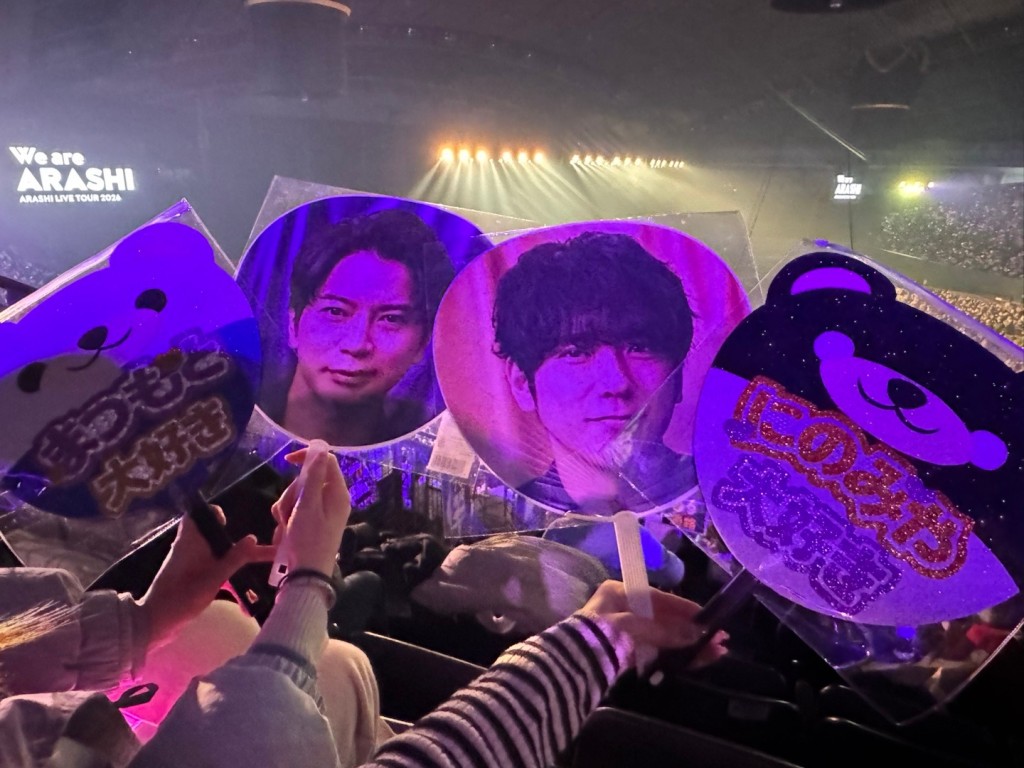 粉絲帶着自己喜歡的成員團扇，為偶像應援。（微博圖片）