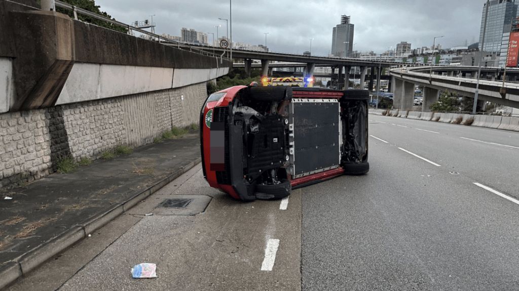 車禍後,的士橫亙左邊行車線。蔡楚輝攝 車禍後,的士橫亙左邊行車線。蔡楚輝攝