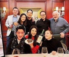 廖碧兒上月與緋聞男支盧啟賢及一眾好友慶祝生日。