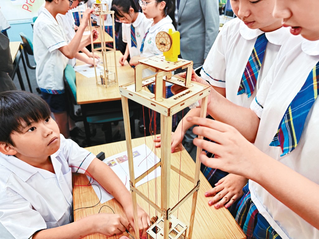 牧愛小學試教「STEAM UP想建理」教材，學生通過升降機測試的實驗，了解力學及電力知識。