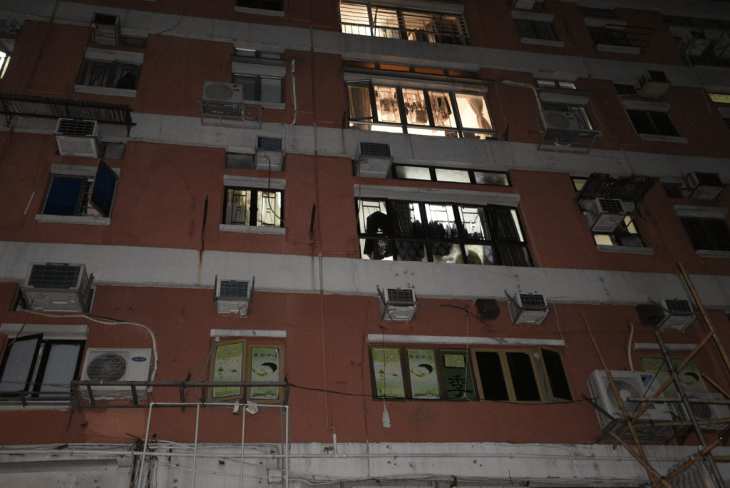 警方昨日（8日）早上接獲報案，指屯門新墟美恒大樓C座一單位內發現兩個玻璃樽，內藏兩具嬰兒屍體。