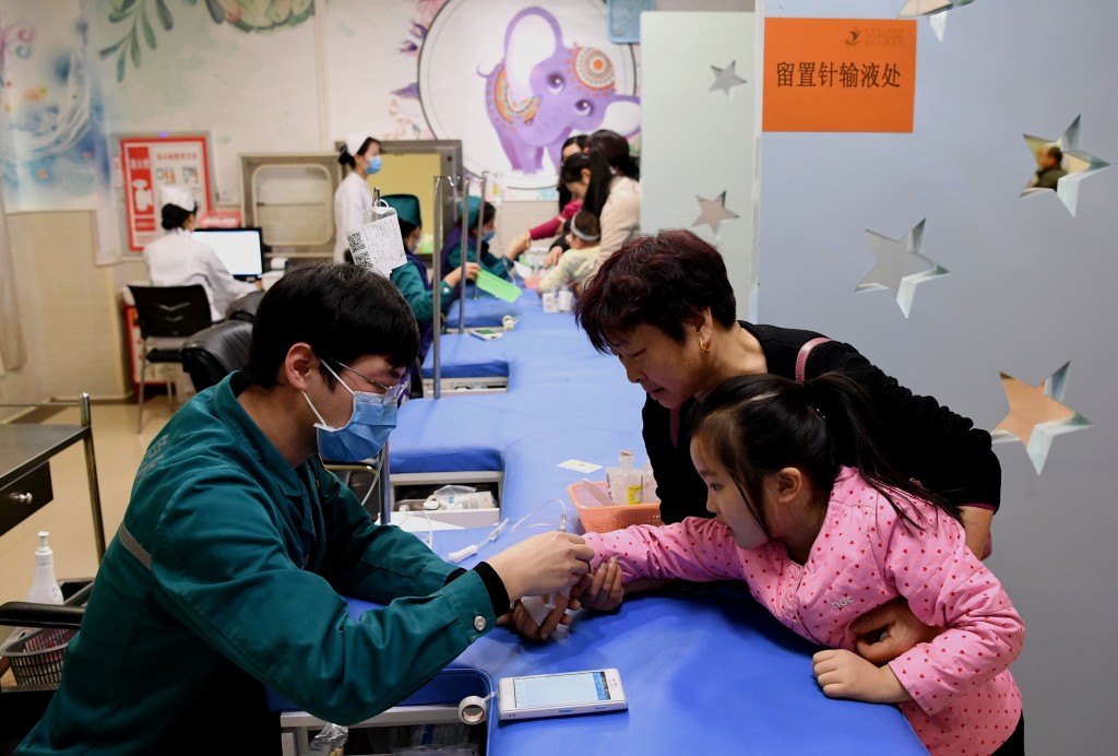 流感季来到，医院内有不少小童来求诊。