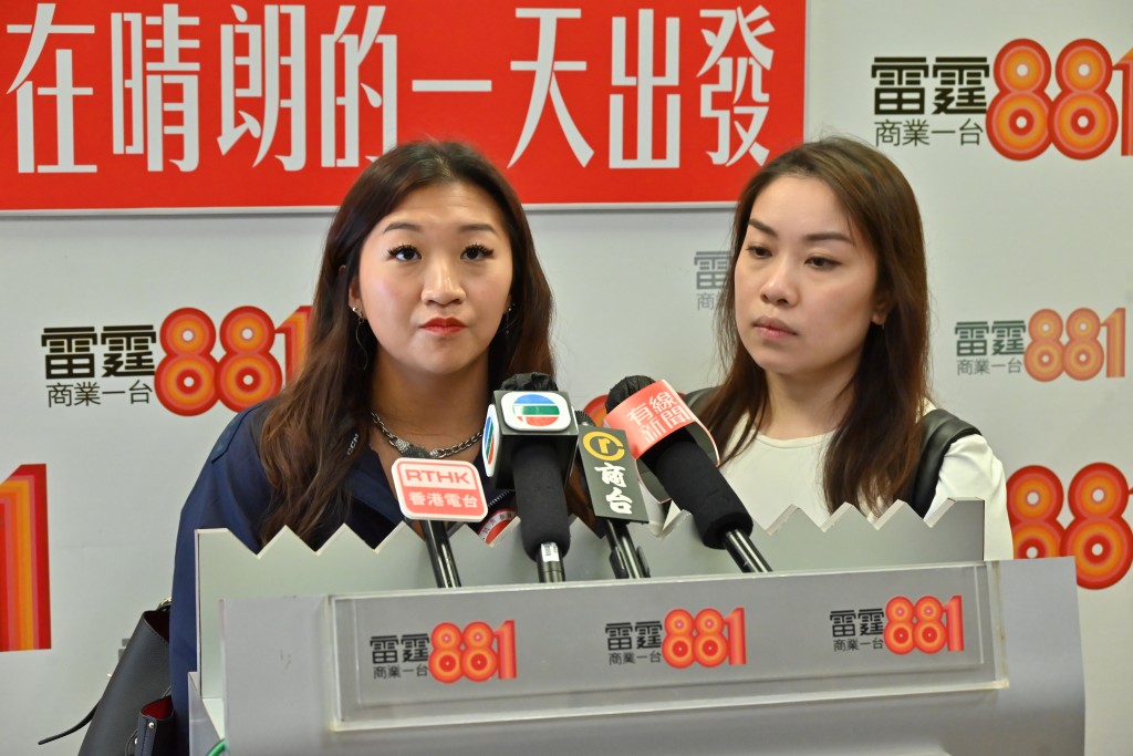 香港女子冰球隊員陳沛穎（左）、副隊長郭凱琪（右）。黃頌偉攝
