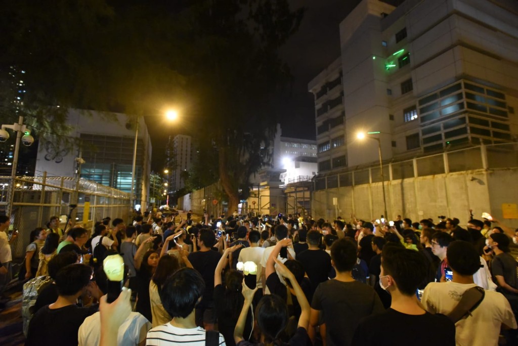 過百人晚上10時許到荔枝角收押所外聚集
