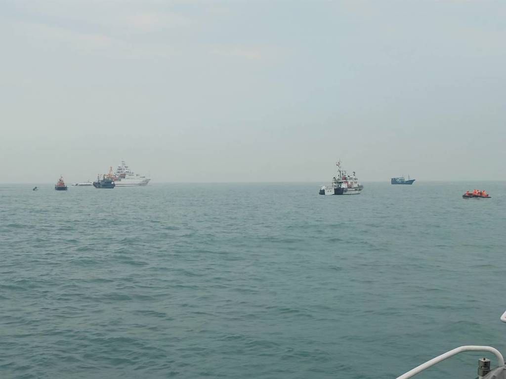 大陆渔船金门海域翻覆6人落海，两岸联合海空搜救。台湾海巡署提供