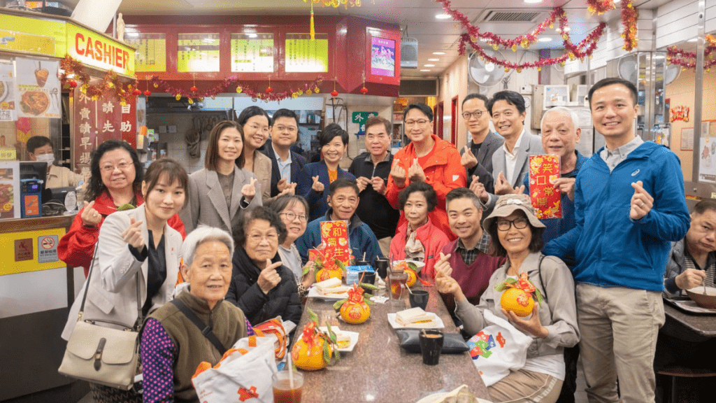 何永賢落區到彩虹邨探訪 。何永賢FB