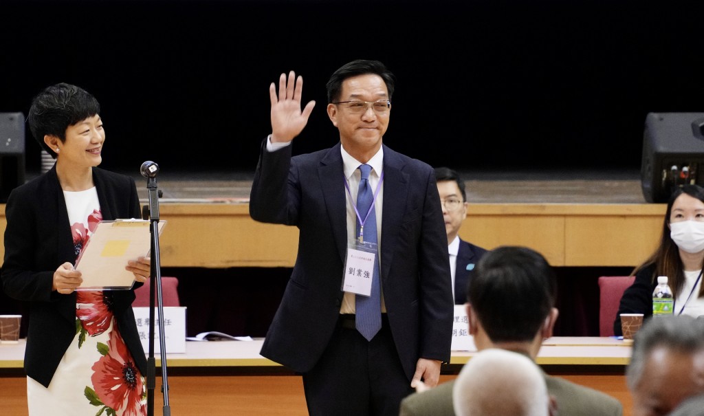 新界鄉議局進行換屆，現任主席劉業強自動當選，連任四年。
