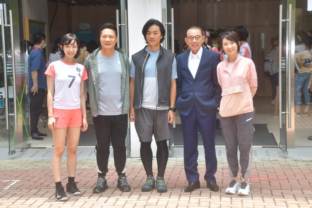 Gladys同鄭伊健、周家怡及錢嘉樂出席《深宵閃避球》開鏡,楊受成博士亦現身支持。
