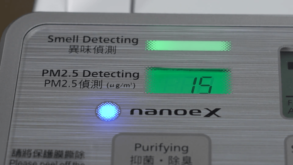 Panasonic操作介面顯示清晰，以數字顯示即時PM2.5數值，亦有異味偵測顯示燈。