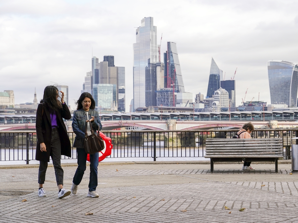 病毒虽变种，英国到新加坡的每日确诊数目增加，但数据显示，只要打足防疫针，即使染疫，死亡平均年龄是八十五岁，而且是长期病患。AP图片