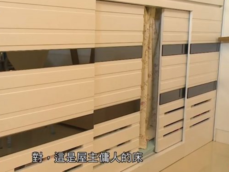 有網民指，單位的儲物櫃上層是用作一般儲物的開合櫃，中層用來擺放模型玩具的透明櫃，下層則是「工人房」，猶如一副棺材般長且窄，空間剛夠放置一張牀。工人每晚睡覺需爬入櫃。