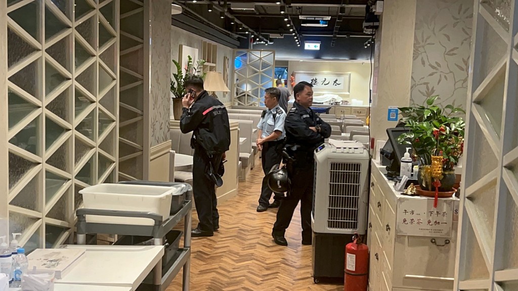 警方調查得悉店內一部收銀機被賊人抬走。楊偉亨攝