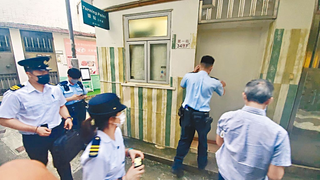 警方及食環署人員昨午到達「據點工作室」，調查涉嫌無牌製造月餅一事。
