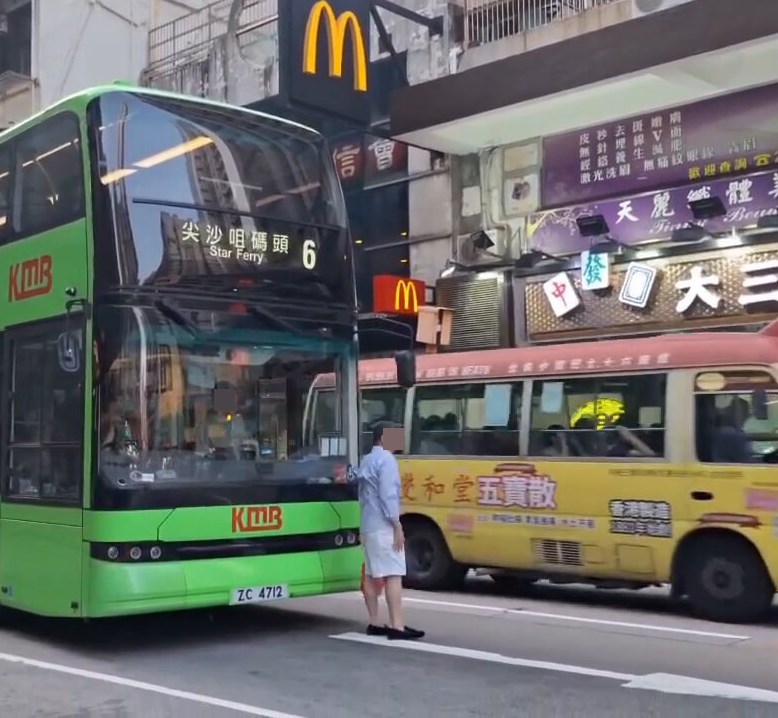 樓主以「6號班次咁密,何必要阻車啊 (搞到全車人要落車) 」為題發帖, 上載涉事短片。Threads截圖 樓主以「6號班次咁密,何必要阻車啊 (搞到全車人要落車) 」為題發帖, 上載涉事短片。Threads截圖