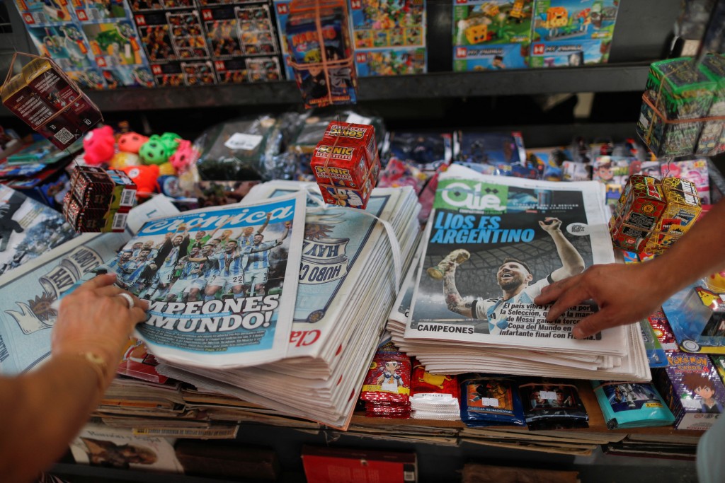 阿根廷封王，市民争相买报纸。 Reuters