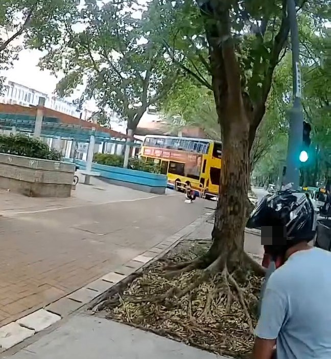 上水前日(5月31日)發生一宗好人好事。fb「車cam L(香港群組)」截圖 上水前日(5月31日)發生一宗好人好事。fb「車cam L(香港群組)」截圖