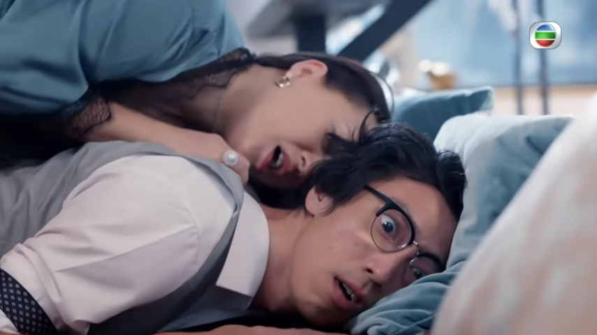 欣欣於劇集《智能愛人》中吸啜陸永條頸。