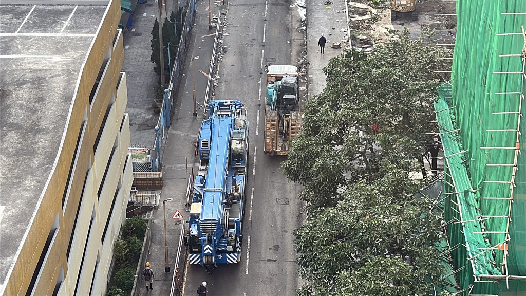 大型吊臂車繼續抵達災場。劉漢權攝