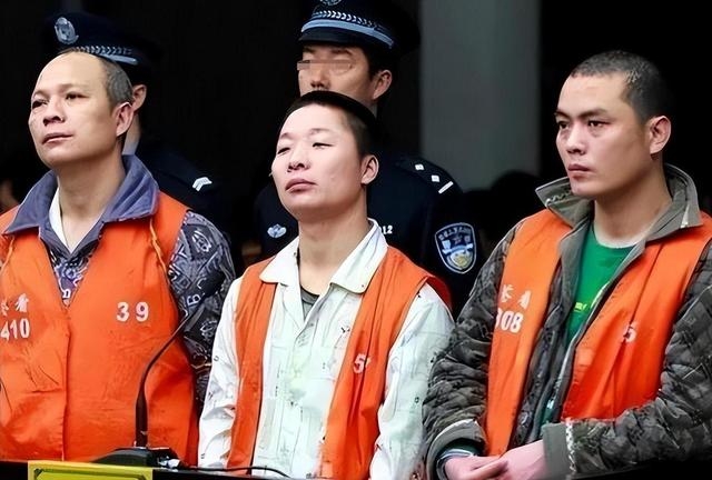 2010年浙江温州3名男子奸杀女警并抢劫其所驾宝马车被执行死刑。（左起）施正赞、叶长锋、吴正查 资料图