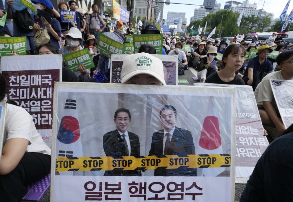 南韓示威者不滿總統尹鍚悅支持日本首相岸田文雄排放核污水。美聯社