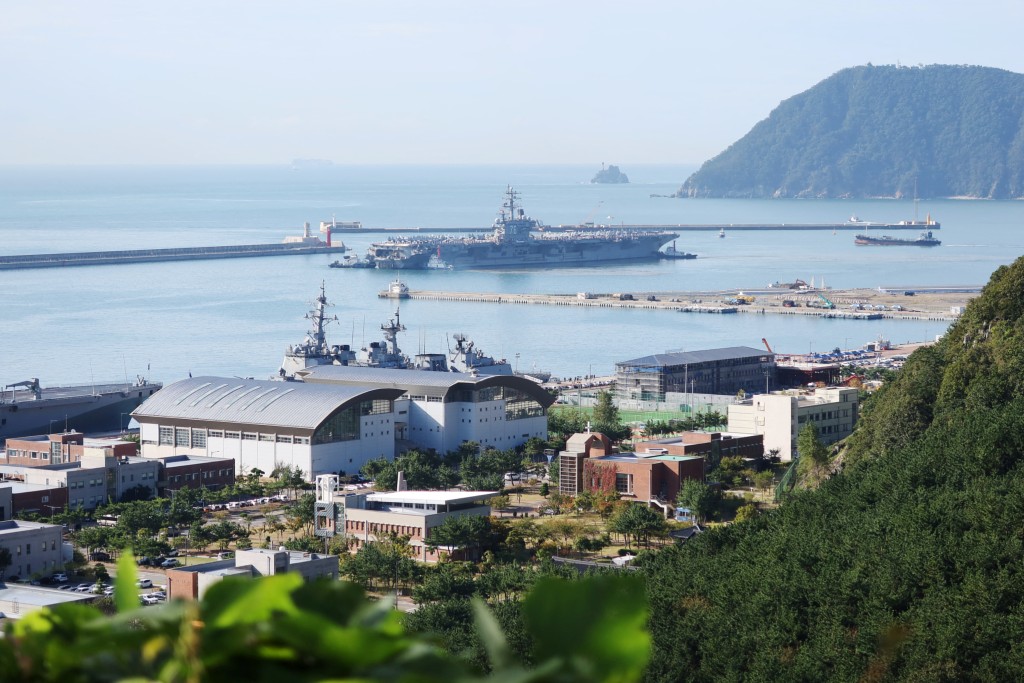 美國航空母艦列根號正駛進南韓南部釡山港口一個海軍基地。路透