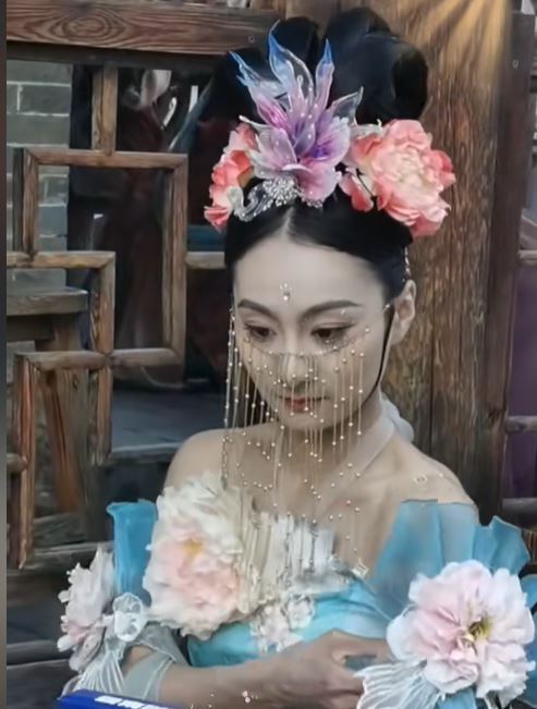 演員的近拍看得出來是名美女。