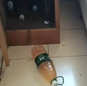 江蘇有年輕男租客懶去廁所，在床頭留下滿櫃樽裝尿。抖音