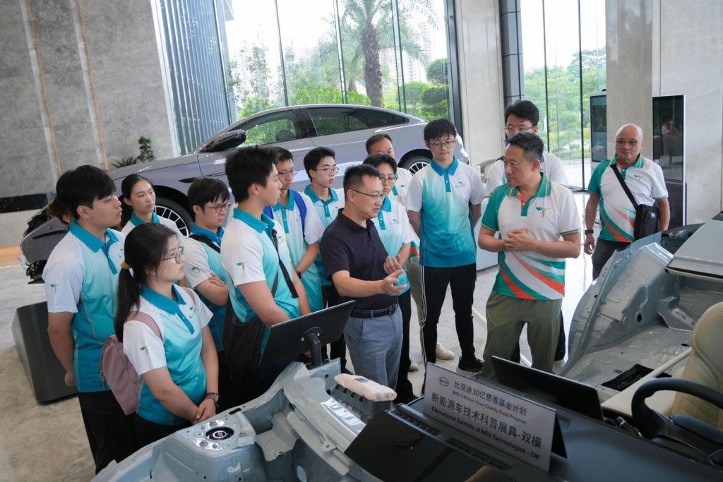 Customs YES團員參觀比亞迪股份有限公司總部的展覽。 Customs YES團員參觀比亞迪股份有限公司總部的展覽。
