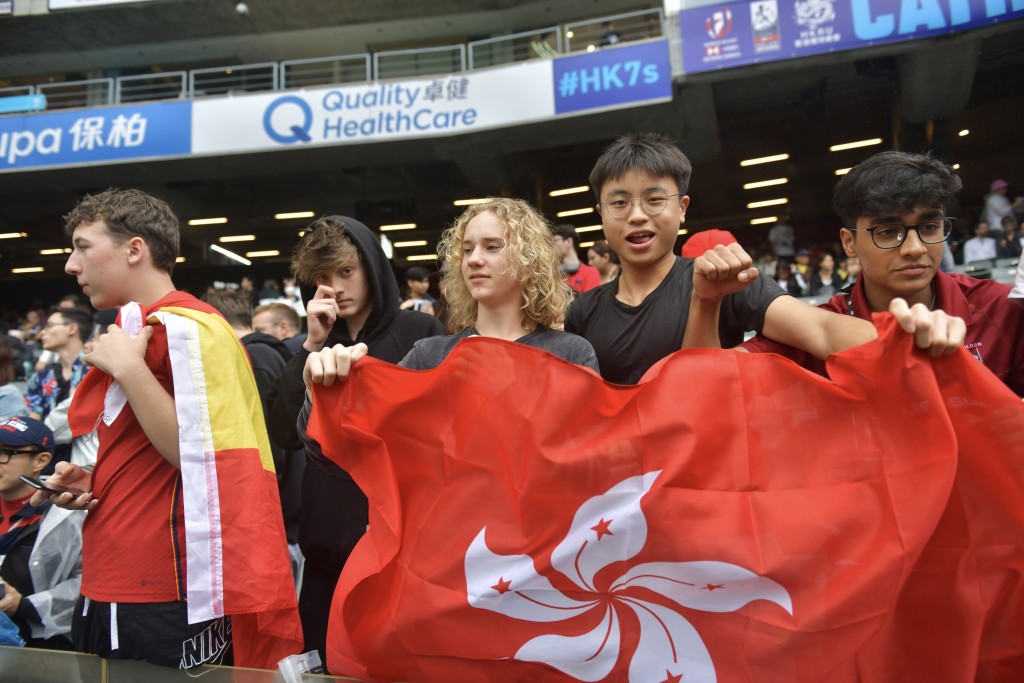 支持者帶同香港區旗入區打氣。陳極彰攝