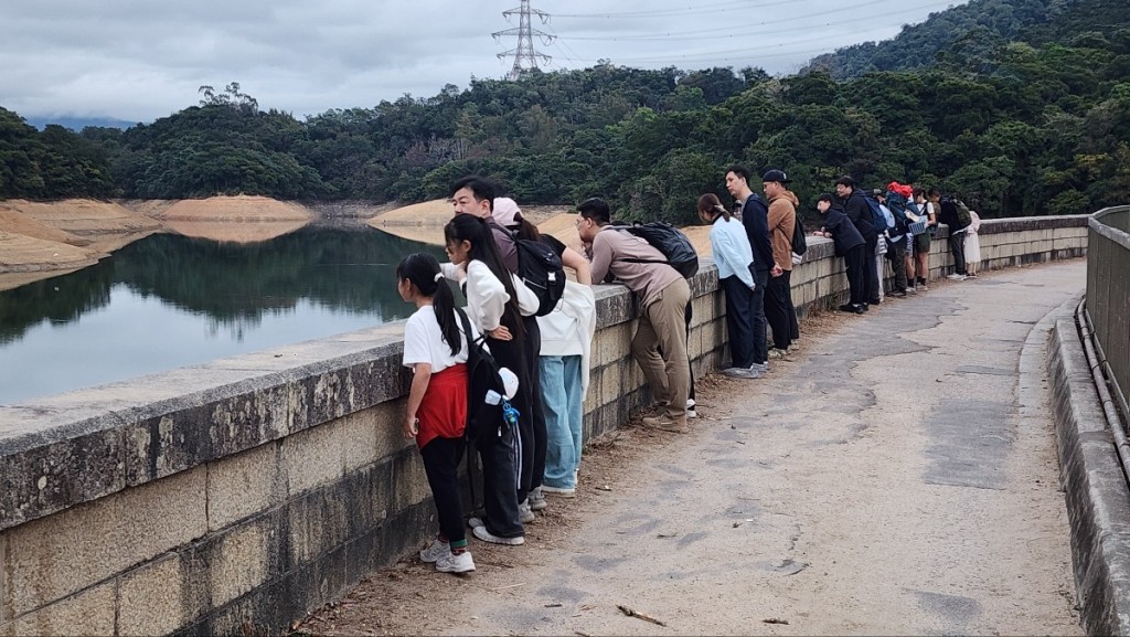 大批新年出行的遊人在旁圍觀。黃文威攝