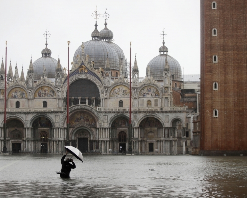 被淹沒的著名旅遊景點聖馬可廣場。AP