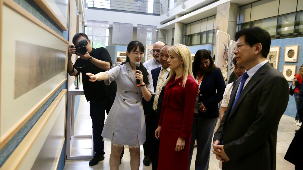 2023年10月，张建春（右一）在塞浦路斯尼科西亚观看「中国历代绘画大系」展。 新华社