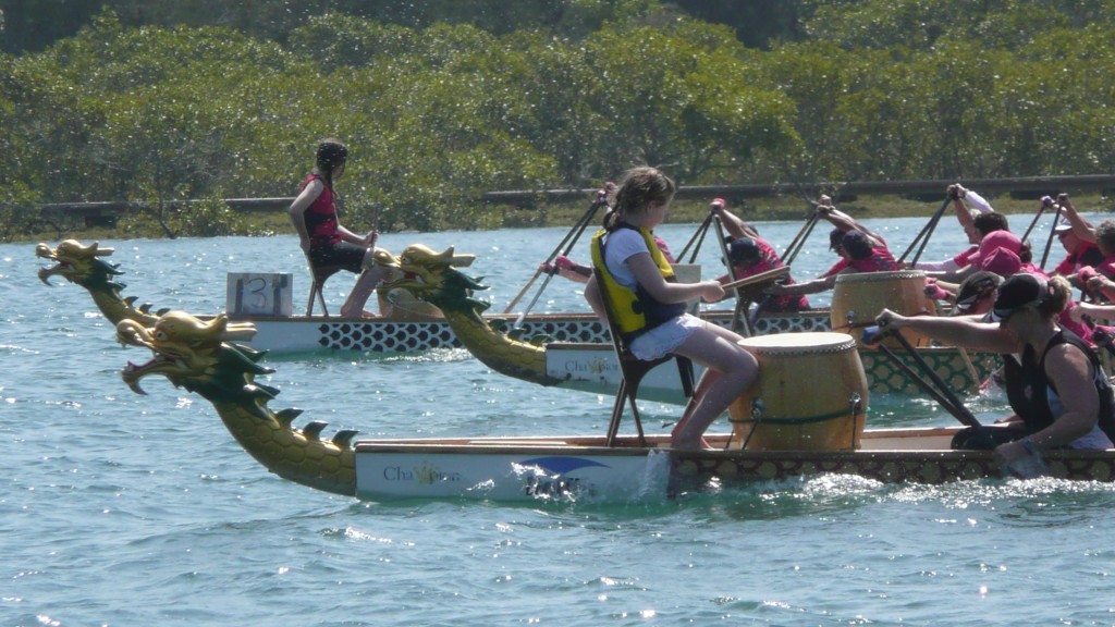澳洲布里斯本河上的龍舟比賽。